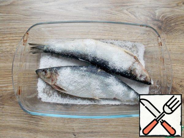The first step is to prepare the fish. To do this, wash and dry the herring. At the bottom of the dish, along the entire length of the fish, pour salt. Rub the herring with salt and put it in a form for salting. Sprinkle salt on top, cover with a lid or wrap with cling film and refrigerate. The salting time depends on the size and weight of the herring, as well as whether this fish has been frozen. For unfrozen medium-sized fish. 2-3 hours is quite enough. If the fish was frozen, it is better to leave this fish in the refrigerator for 12 hours. The salt will draw out the liquid and seal the meat.