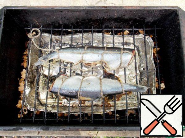 Put a second grate on which lay out the herring at some distance.