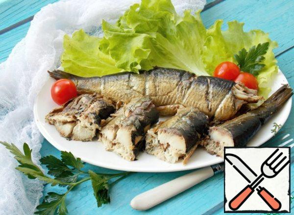 You can serve immediately, but it is better if the fish lies in the refrigerator for several hours. Of course, by packing it in a bag so that the refrigerator and food don't smell like smoke.