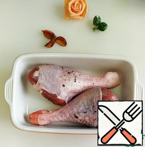 Wash the Turkey drumstick and make sure to dry it with a paper towel. Smear with salt and pepper. Leave to marinate overnight in the refrigerator.
