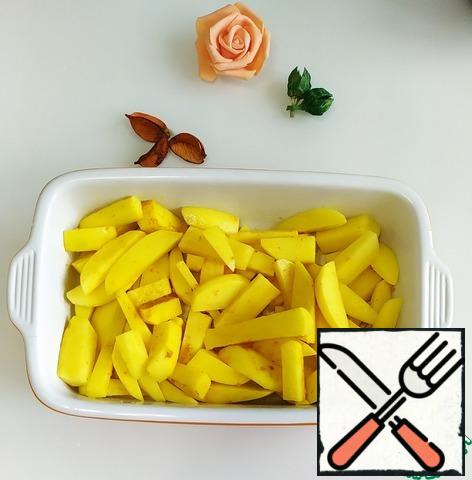 Peel the potatoes and cut them into long slices. Season with salt, add curry and seasoning for potatoes. Mix everything and put it on the bottom of the mold.
