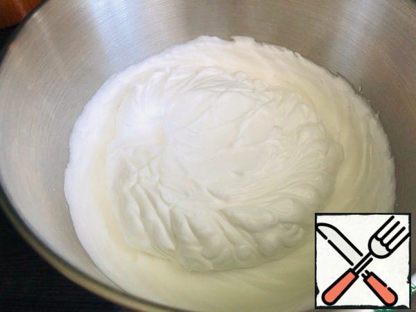 Prepare the meringue.
Basic rules:
1. Absolutely clean dry dishes.
2. Don't overwhip it proteins.
3. boil the Syrup to 121 degrees.
- Add 250 g of sugar and 80 ml to the saucepan. waters. Put on the fire, stirring, bring the syrup to dissolve the sugar, then slightly reduce the heat and cook the syrup without touching. Bring the syrup to a temperature of 121 g.
- And while the syrup is cooking, whisk the whites into a fluffy foam with a pinch of salt and lemon juice.
- As soon as the syrup reaches a temperature of 121 g., remove from the heat and without stopping whipping for a second, pour the syrup into the whites in a thin stream.
-Continue to whisk and pour until the syrup runs out. We try not to pour syrup on the corollas! The mass quickly becomes more lush, light, voluminous.
"Now we're whipping up our meringue." Be patient — it will take about 7 to 10 minutes (depending on the power of the mixer).