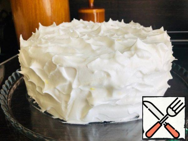 Then, using a pastry spatula or knife, we make irregularities on the surface of the meringue.