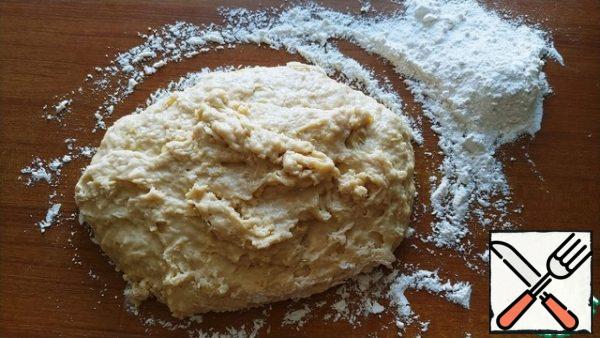 Add the flour in parts until we can knead it. When we got this still wet and already more or less compact dough spread it on the table and hang it with your hands.