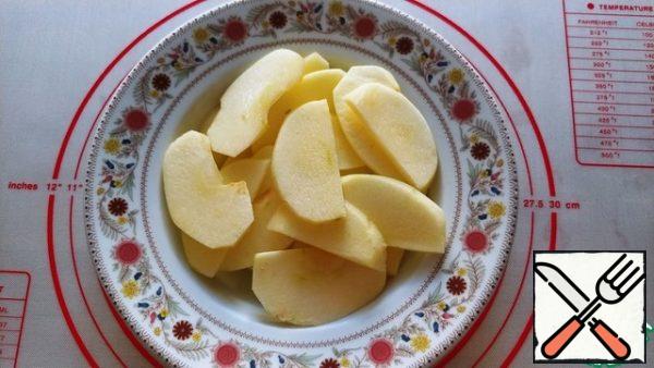 Prepare the apples by slicing them into thin slices and sprinkling with lemon juice.