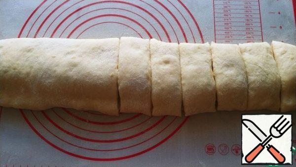 The resulting roll is cut into 12 parts (you can divide it in half and again in half for convenience)