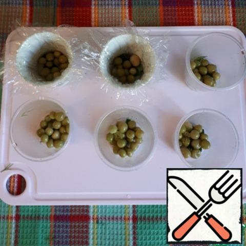 I will do aspic in cups, ceramic cups lined with food wrap, plastic is not necessary. At the bottom, put a small sprig of dill, then peas, pour a little broth with gelatin and put in the refrigerator to freeze for 30 minutes.