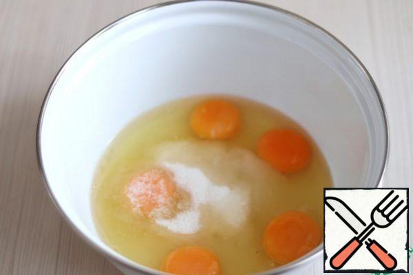 In a bowl add eggs (5 PCs.), the total weight without the shell 270 gr. Then add sugar (165 gr.)