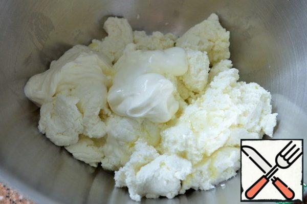 Beat the cottage cheese with sour cream and olive oil, adding oil makes the mass more elastic. Divide into three parts.