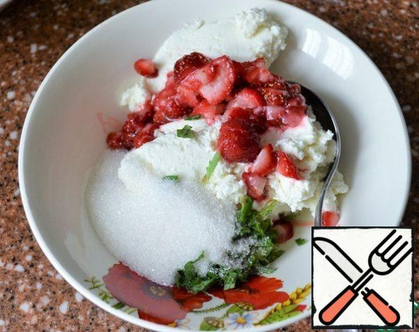 With strawberries, the third option.
Wash the strawberries, dry them, and cut them. You can use frozen.
Cut the leaves of fresh mint finely, add sugar and strawberries to 1/3 of the curd mass.
