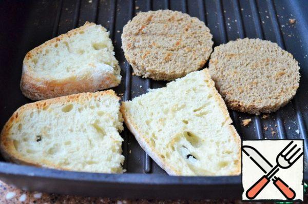 To serve, dry the pieces of baguette or rye bread in a dry pan.