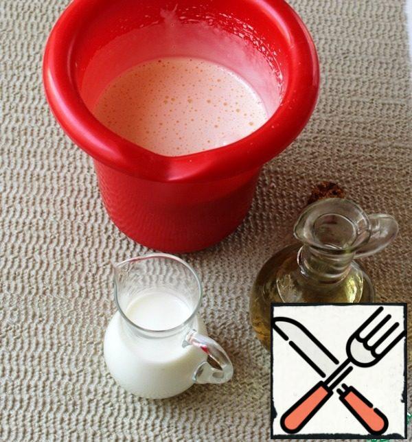 Using a high-speed mixer, beat the eggs and 30 ml of vegetable oil, then add the milk and stir at medium speed.