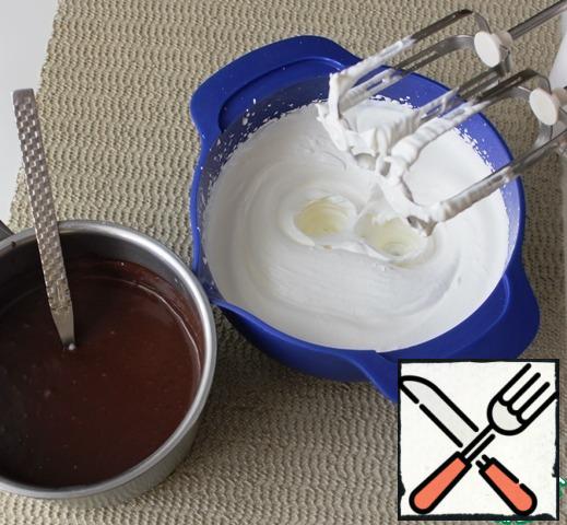 Soak the gelatin in water. Heat the milk and add the chocolate, stirring until the chocolate is completely dissolved, stir well and enter the soaked gelatin, mix again until smooth.
Beat the cream to soft peaks.
