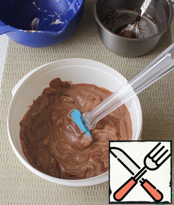 Carefully enter the cream into the chocolate mass, mix.