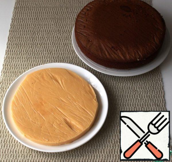 To assemble the cake, take out the caramel from the freezer, prepare a biscuit, mousse.