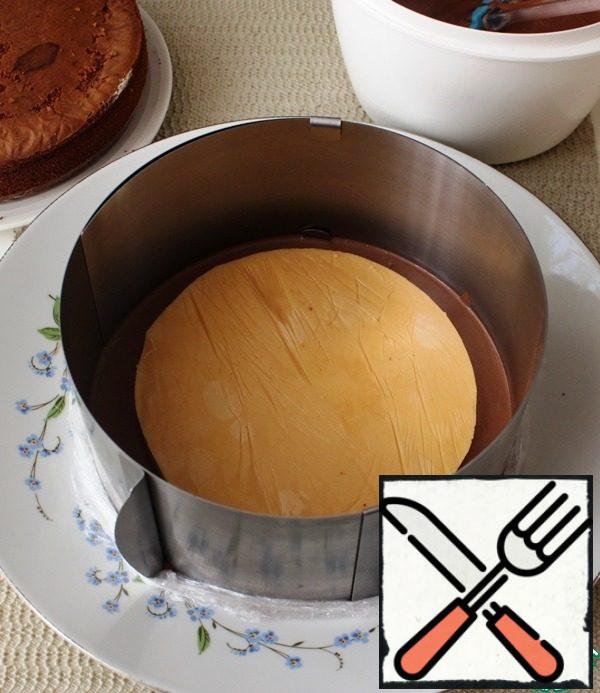 Collect the cake in reverse order. Put a little chocolate mousse on the bottom of the 18 cm mold and put it in the freezer for 2-3 minutes. Put the caramel filling in the mousse mold, leaving a gap on the sides, pour the mousse almost to the top of the mold and put the biscuit on top. Remove to the freezer until completely cold, you can stay overnight.