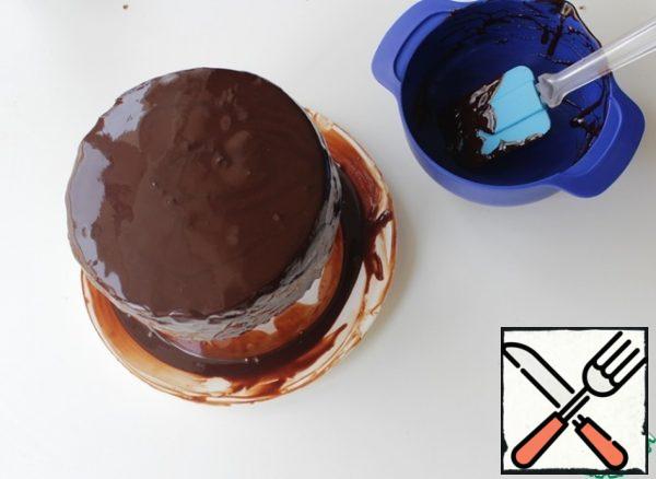 Cool the glaze to 30*. The frozen cake must first be removed from the refrigerator, freed from the mold, put on an inverted Cup and pour the icing. Re-place in the refrigerator until the glaze solidifies.