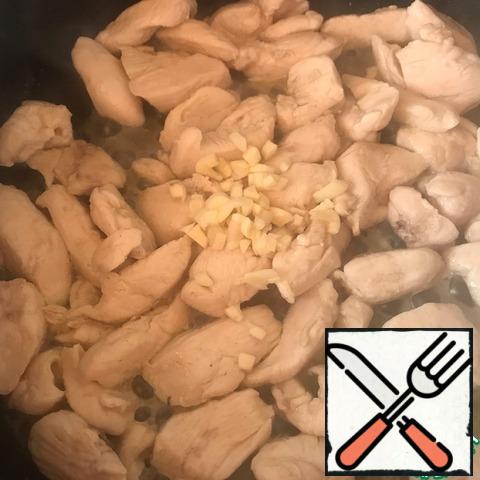 Fry the chicken in olive oil for about 5-7 minutes, salt and pepper. Then add the crushed garlic and fry for another 1-2 minutes.