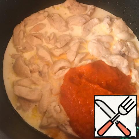 The main thing in this dish — sauce! In the pan, put the chicken puree of pepper and pour in the cream, add the chili flakes. Over medium heat, bring to a boil and reduce the heat.