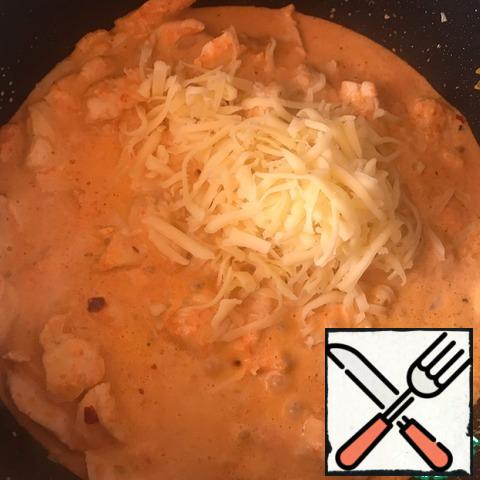 After boiling, add the grated cheese and mix well so that it melts. Leave the sauce to simmer for about 10 minutes.