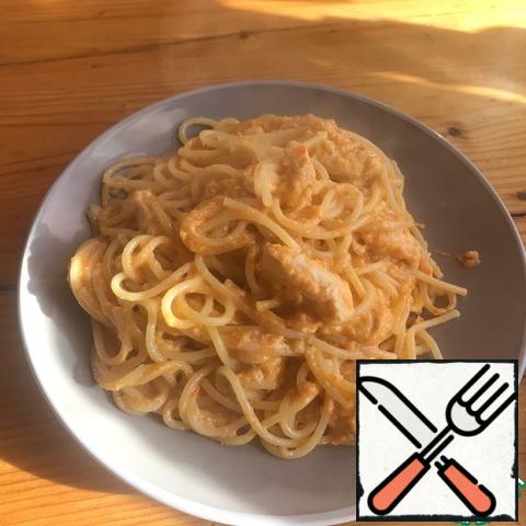 While the sauce was cooking, I boiled the spaghetti to the state of al dente, then put them in the pan and stewed until ready for another 3-4 minutes along with all the other ingredients.