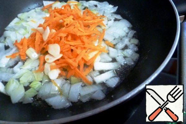 Dissolve the butter and fry the vegetables until soft. Don't fry it.