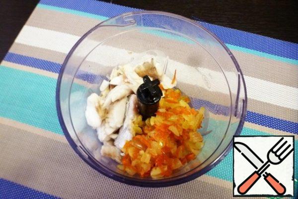 Put the fried vegetables and pieces of boiled Pollock in a blender.