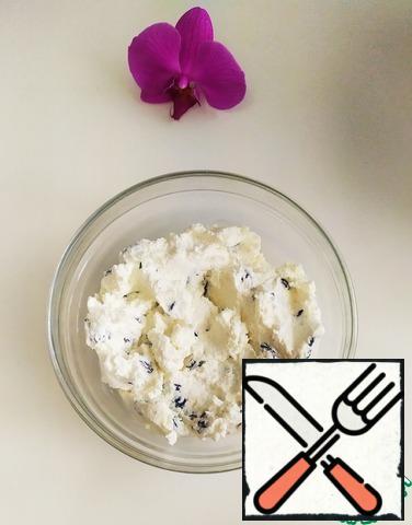 For the filling, mix the cottage cheese (400 g), raisins and sugar (50 g) in a bowl.