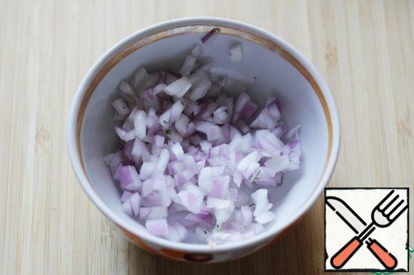 Finely chop the onion.
Yalta onion will be perfect here, but you can take another red onion, as well as white, as long as it is juicy and sweet.