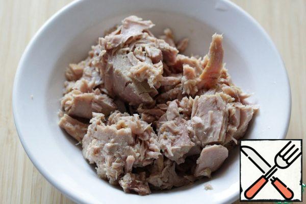 Drain the juice from the tuna.