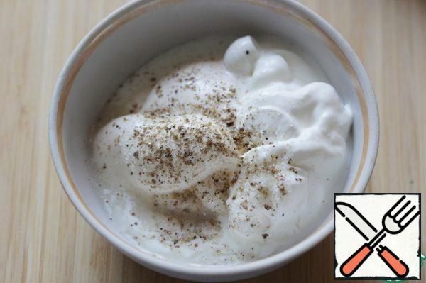 For the sauce, mix mayonnaise with sour cream, freshly ground pepper mixture, a pinch of sugar and lemon juice.