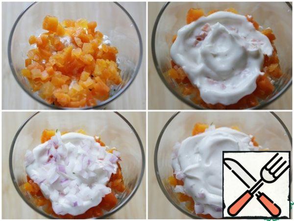 Then carrot, sauce, onion, sauce.
Put the salad in the refrigerator for 40-60 minutes.