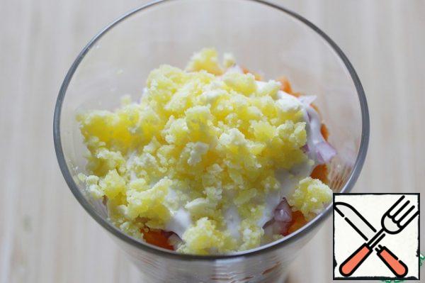 Before serving, sprinkle the salad with crushed yolks.