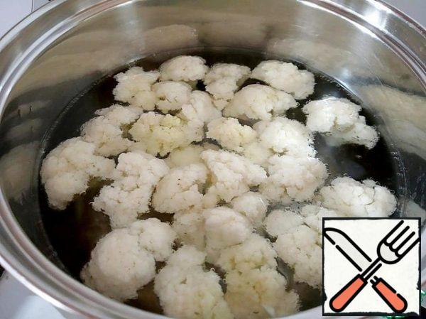 Divide the cauliflower into small florets and blanch in boiling water for 1 minute. Then rinse under running cold water.