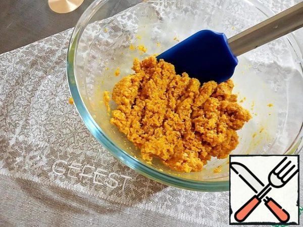 In the crushed mass, add breadcrumbs, olive oil (you can use any vegetable, if you want), turmeric, lemon juice (ideally lime juice). Mix thoroughly. If your mass seems thick to you, you can add a little water boiled, cooled.