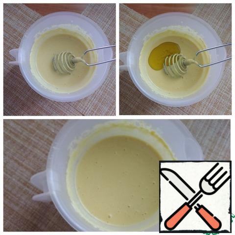 In a bowl, pour warm water, stir in mayonnaise and garlic powder, using a hand whisk. Add the sugar, egg, combine and mix the corn flour with a spoon. I'll make thick pancakes. The dough is not liquid, but it pours out well from the spout of the dish without any help. Let the dough stand for 15 minutes. Pour the oil. I use olive oil, it can be replaced with sunflower oil. This is to avoid greasing the pan when baking pancakes every time. The dough is thoroughly mixed with a whisk, it is ready for baking.