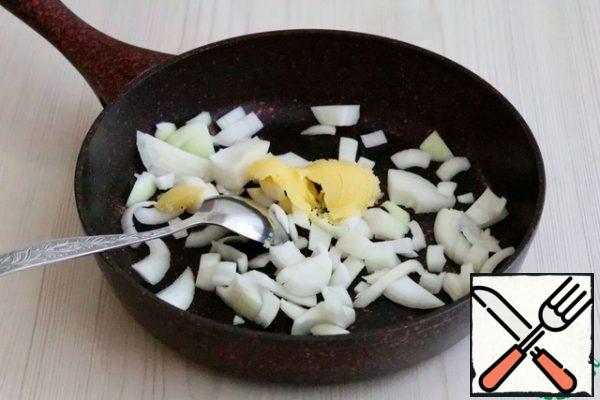 Onion (1 PC.) cut into random pieces, do not mince. Add 1 tablespoon of melted butter to the pan and add the onion cubes.