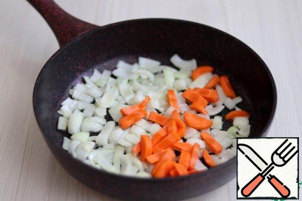 Lightly saute the onion. Then cut the carrots (1 PC.) into small pieces. Add the carrots to the pan with the stewed onions.