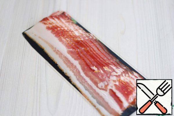 Cut the raw bacon petals into small strips. For the total amount of liver (350 gr.), 2-3 strips of bacon are enough.