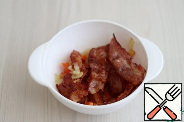 Put the stewed onions, carrots and fried strips of bacon in a bowl.