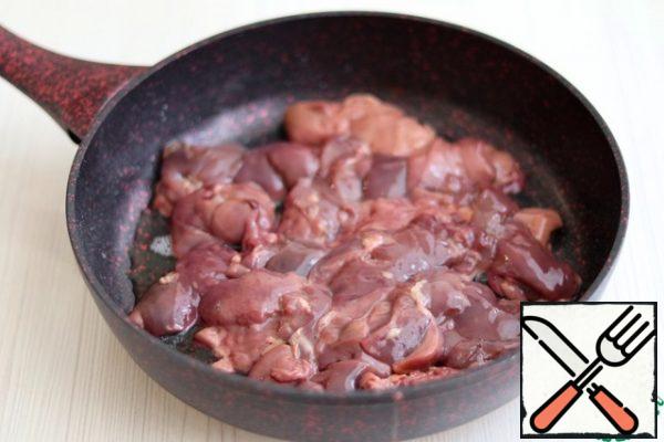 Add the chicken liver prepared for roasting/stewing to the pan where the bacon was fried. Pre-wash the liver, remove the films, excess fat, cut the liver into small pieces. Simmer the liver over medium heat until tender, add 1 tablespoon of cognac, nutmeg (1/3 teaspoon), add salt to taste.