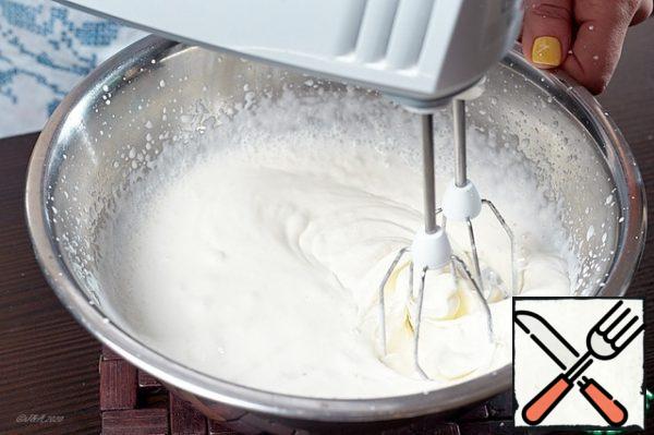 At the same time, whisk the cream.