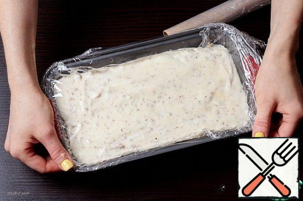 Flatten the mass and cover with a film. Put it in the freezer overnight.