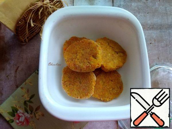 Cutlets are ready. I put them in a ceramic dish under the lid.