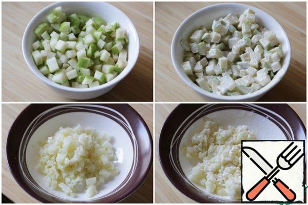 Cut the Apple into small cubes and mix with a little mayonnaise. If the skin of the Apple is hard, it is better to cut it off.
Peel the potatoes, also cut into small cubes and mix with a small amount of mayonnaise.