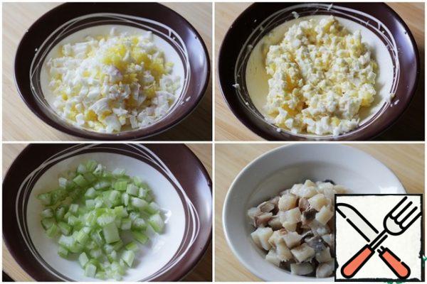 Cut the herring fillet and celery into cubes, do not add mayonnaise.
Cut the eggs into cubes and mix with mayonnaise.