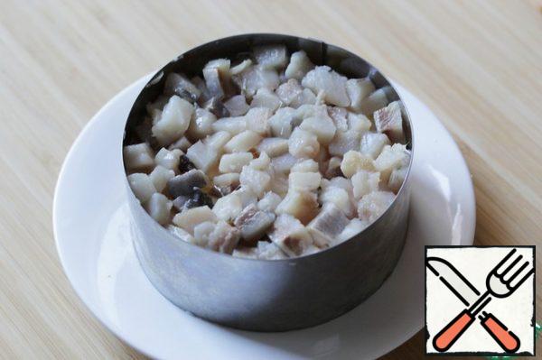 Put the last layer of herring. Put the salad in the refrigerator for 1 hour.