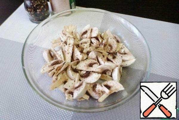 Fresh mushrooms wipe with a napkin, remove dirt, you can remove the upper skin from the hat. Cut them into slices. Add salt, sugar, and pepper to taste. Sprinkle with lemon juice. Stir.
Mushrooms absorb salt and sugar well, so taste it. Leave for 5-7 minutes.