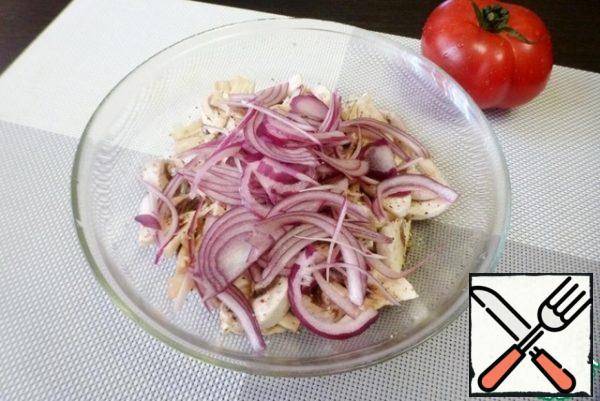 Cut the sweet onion into feathers and add to the mushrooms. Stir.