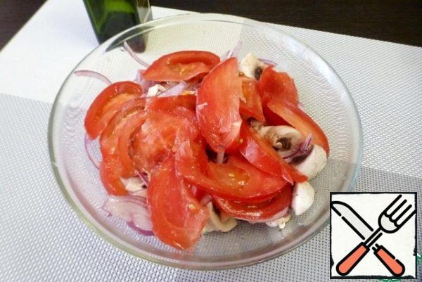 Delicious and juicy tomatoes cut as you like (I cut into slices) and add to the salad. Pour over unrefined sunflower oil. Carefully mix the contents of the salad bowl. Add a little salt.